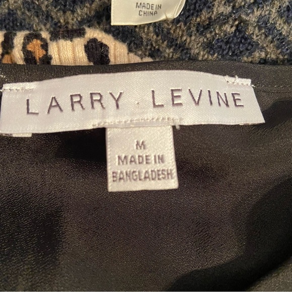 🛍️3/$30 Larry Levine women’s black billowy roll tab sleeve blouse size medium - Picture 8 of 9